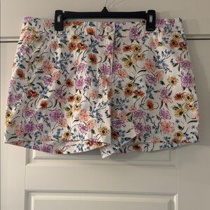 Crown & Ivy White with Multicolor Floral Shorts size 14